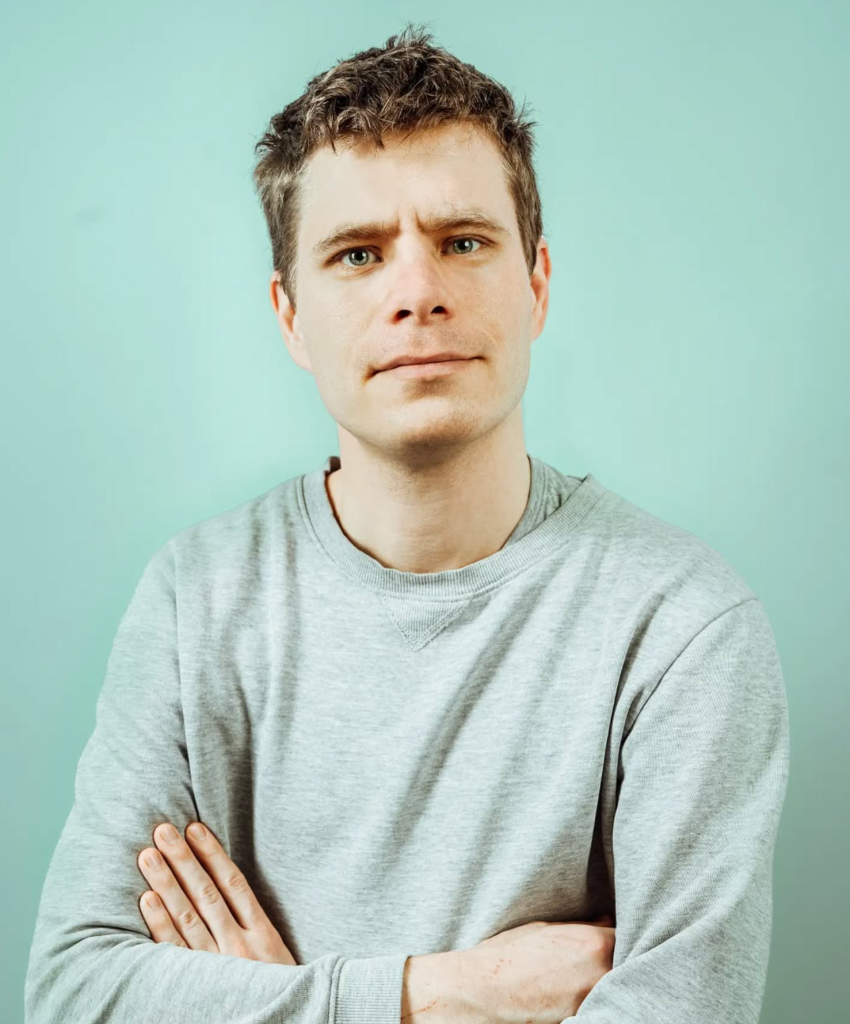 Portrait professionnel de l'artiste neuchâtelois Colin Raynal, photographié par Sarah Adatte